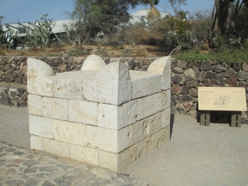 Mizbeiakh Tel Beer-Sheva, reconstruction. (photo: Dr. Avishai Teicher, Pikiwiki, Israel)